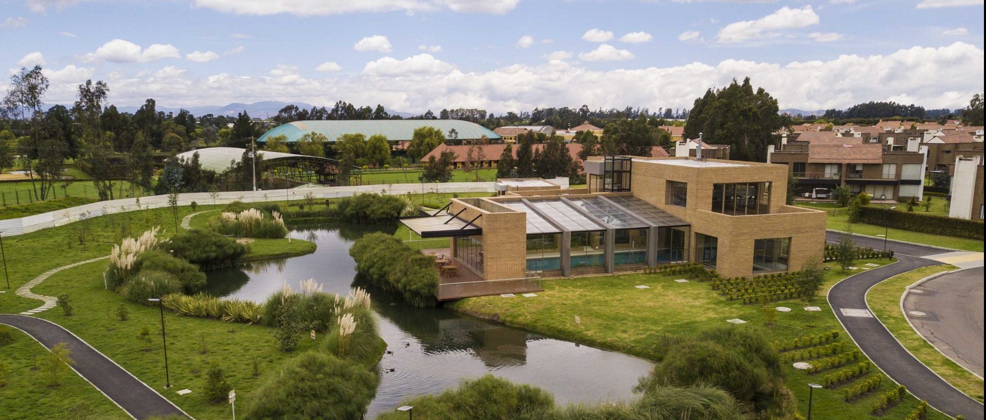 ¿Qué amenities se encuentran en el conjunto residencial Palo de Agua en Colombia?