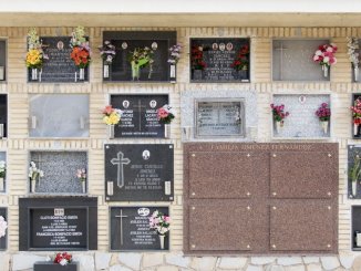 ¿Cuáles son los Accesorios para Nichos de Cementerio más Comunes?