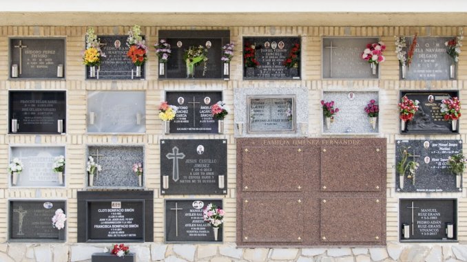 ¿Cuáles son los Accesorios para Nichos de Cementerio más Comunes?